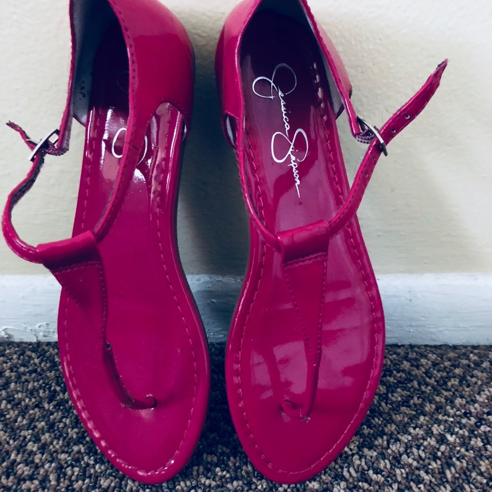 I’m selling a pair of Jessica Simpson sandals
